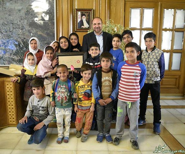 هدیه کودکان کار به قالی‌باف +عکس
