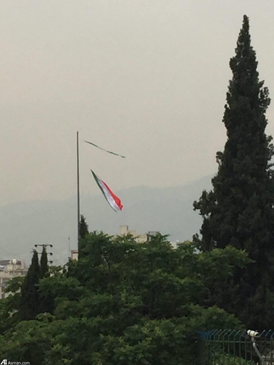 عکس/ نصب عجیب پرچم ایران در اتوبان ارتش