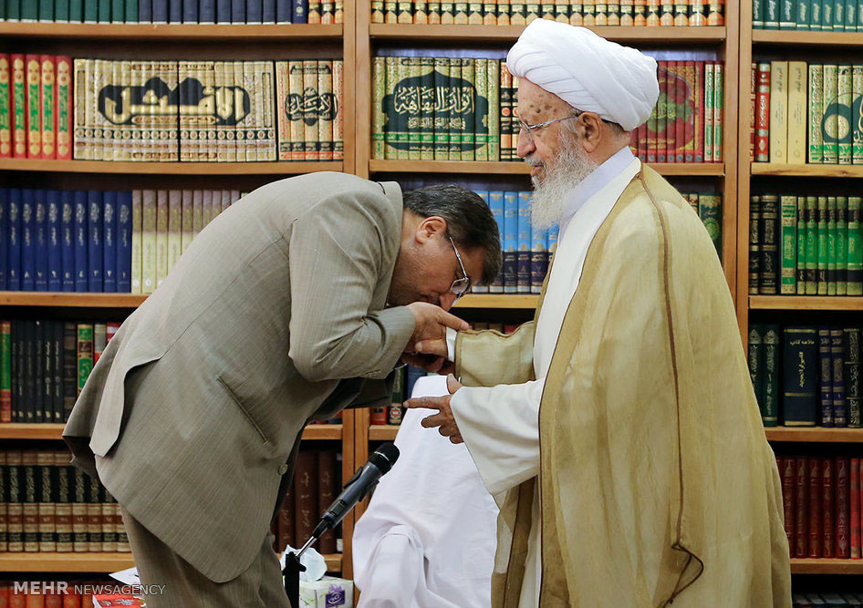 عکس/ بوسه جنتی بر دست آیت‌الله مکارم