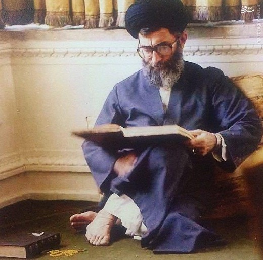عکس/ رهبر انقلاب در هنگام کتابخوانی