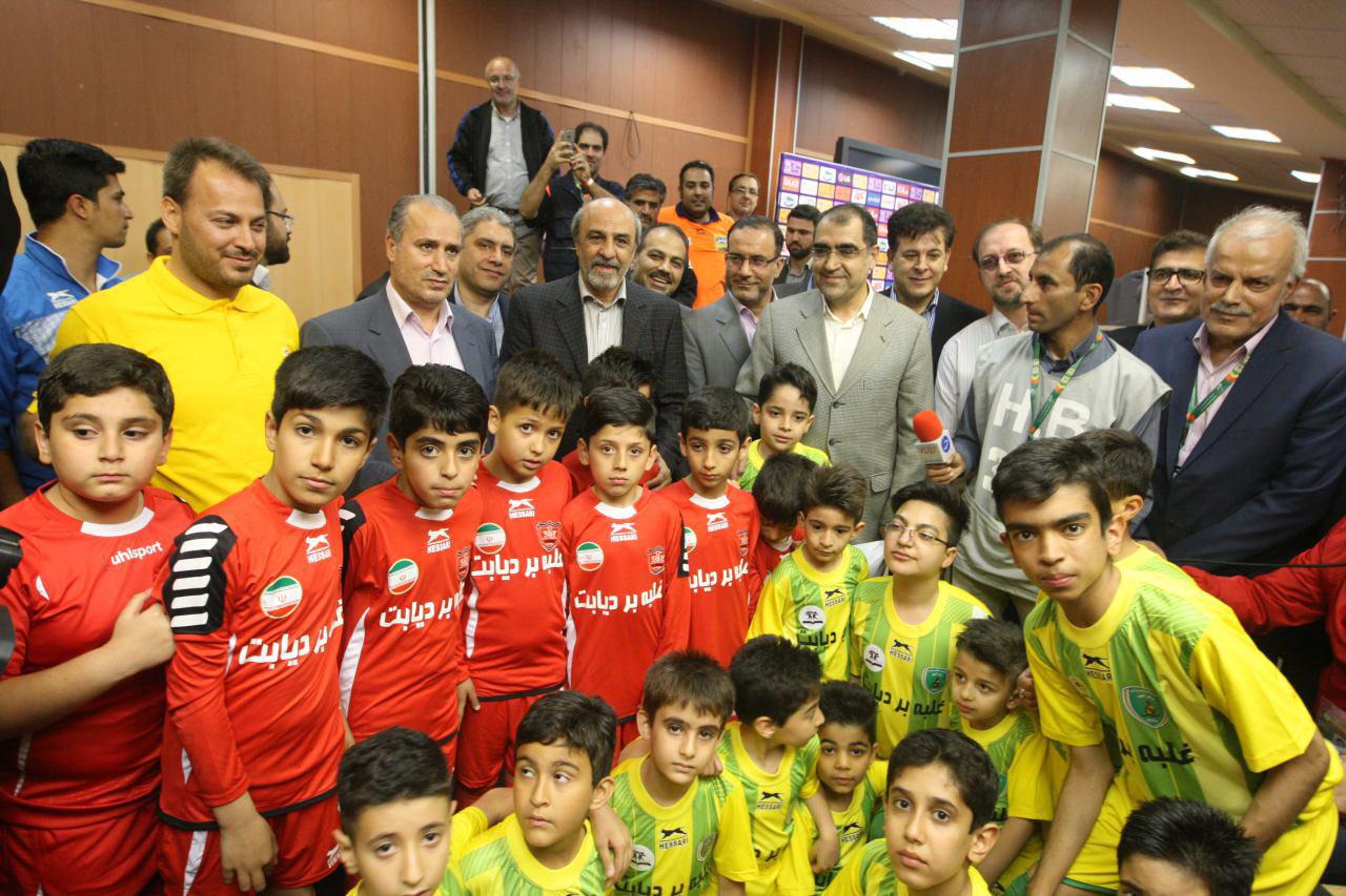 عکس/ 2 وزیر کنار کودکان پرسپولیسی عکس/ 2 وزیر کنار کودکان پرسپولیسی