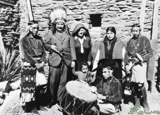 عکس/ انیشتین و همسرش بین سرخپوستان