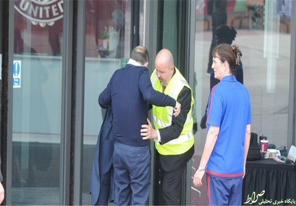 عکس/ تفتیش بدنی رئیس اولدترافورد! عکس/ تفتیش بدنی رئیس اولدترافورد!