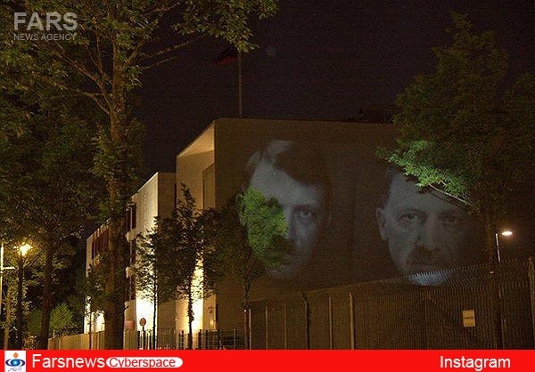 عکس/ تصویر هیتلر بر دیوار سفارت ترکیه