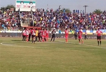 فیلم/پرتاب سنگ بر سر پرسپولیسی‌ها