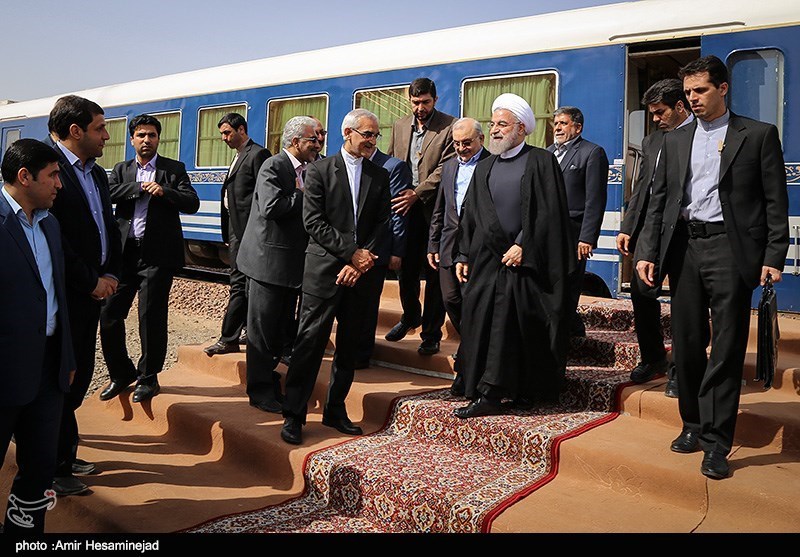 عکس/ فرشقرمز قمیها برای روحانی عکس/ فرشقرمز قمیها برای روحانی