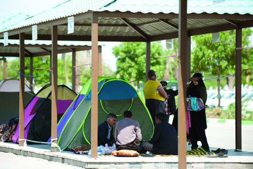 کارتن‌خوابی خانوادگی در چادرمسافرتی