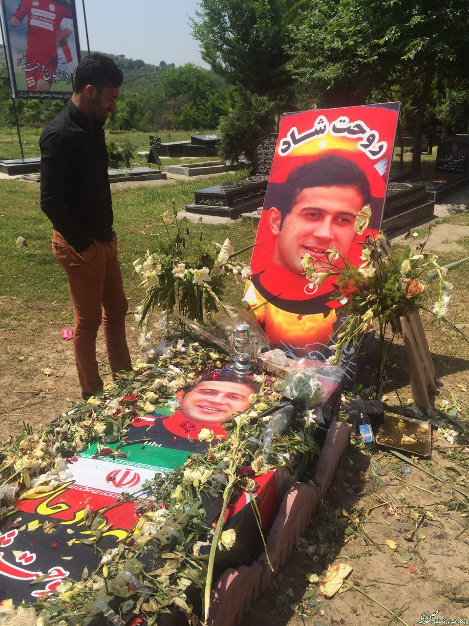 عکس/ مدافع محروم پرسپولیس سر مزار اولادی عکس/ مدافع محروم پرسپولیس سر مزار اولادی