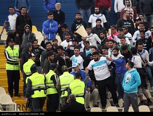 عکس/ درگیری لفظی هواداران ملوان با پلیس عکس/ درگیری لفظی هواداران ملوان با پلیس