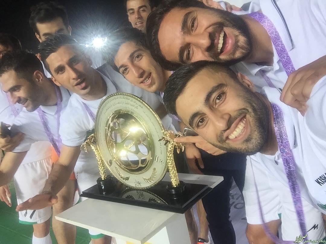 عکس/ سلفي بازيكنان ذوب آهن با جام