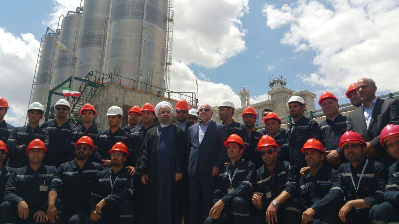 عکس یادگاری روحانی با کارگران مهابادی