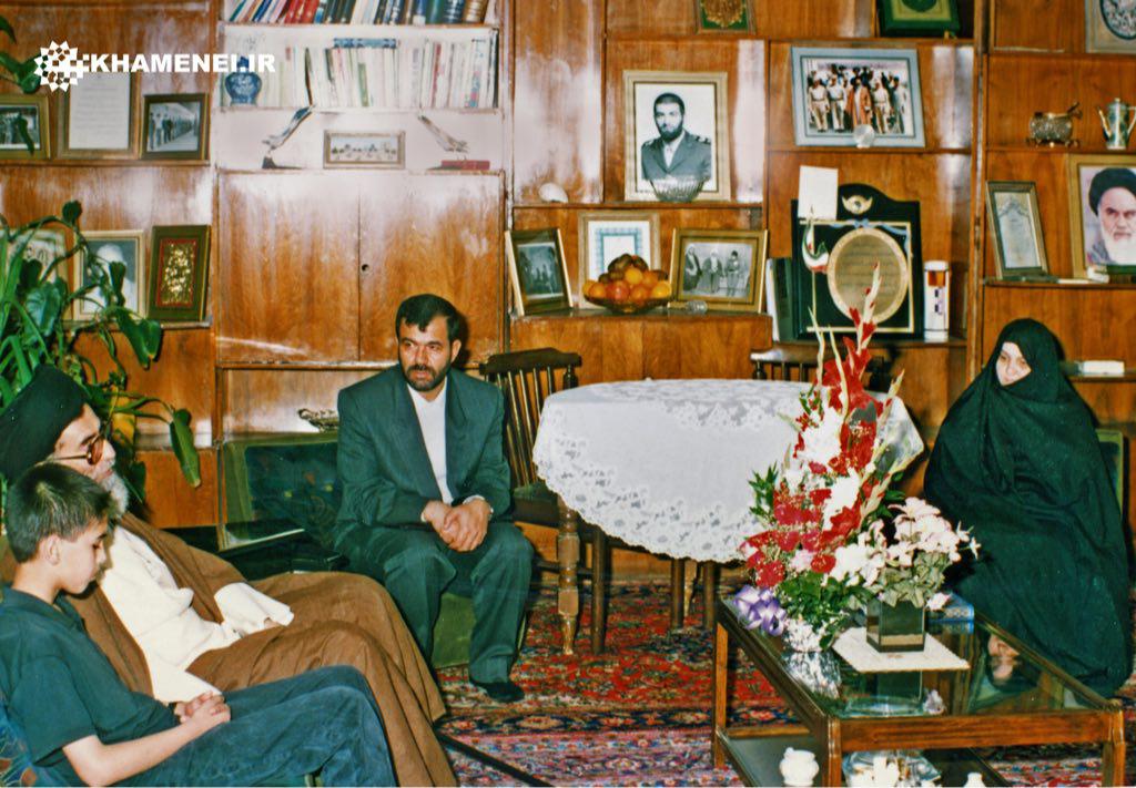 عکس دیده نشده از حضور رهبری در منزل شهید بابایی