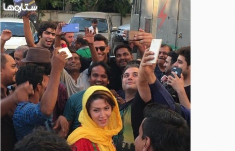 عکس/ ازدحام هندیها برای گرفتن سلفی با گلزار عکس/ ازدحام هندیها برای گرفتن سلفی با گلزار