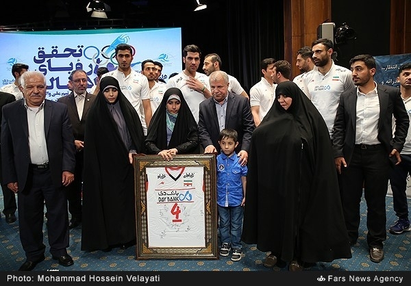 عکس/ تقدیم پیراهن معروف به خانواده مدافع حرم