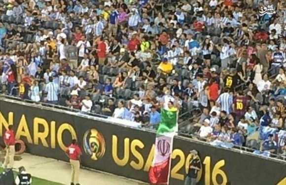 عکس/ اهتزاز پرچم ایران در جریان بازی آرژانتین