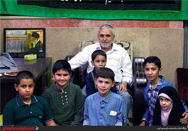 عکس/ فرزندان شهدای حرم در مجلس مداح معروف