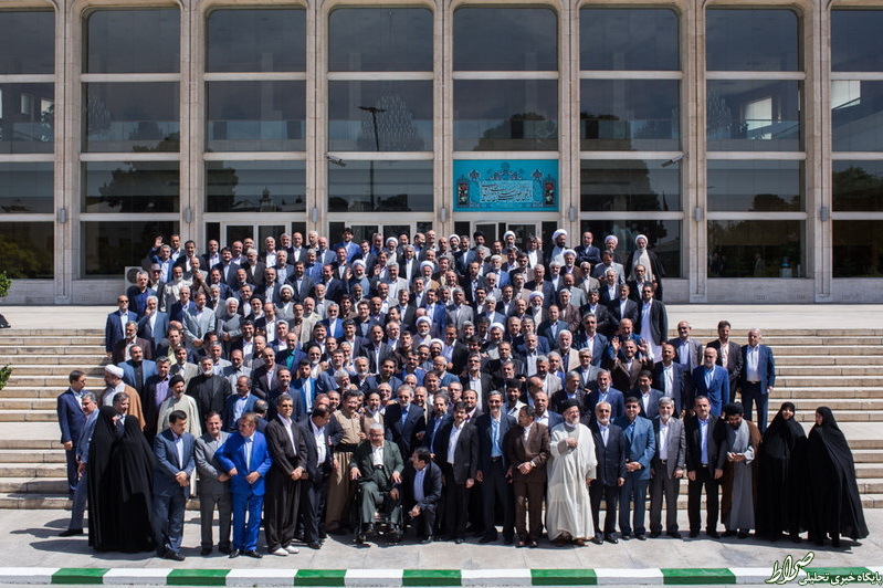 عکس یادگاری نمایندگان نهم با بهارستان عکس یادگاری نمایندگان نهم با بهارستان