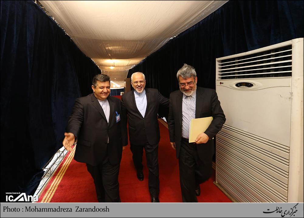 عکس/ ظریف در راه مجلس دهم