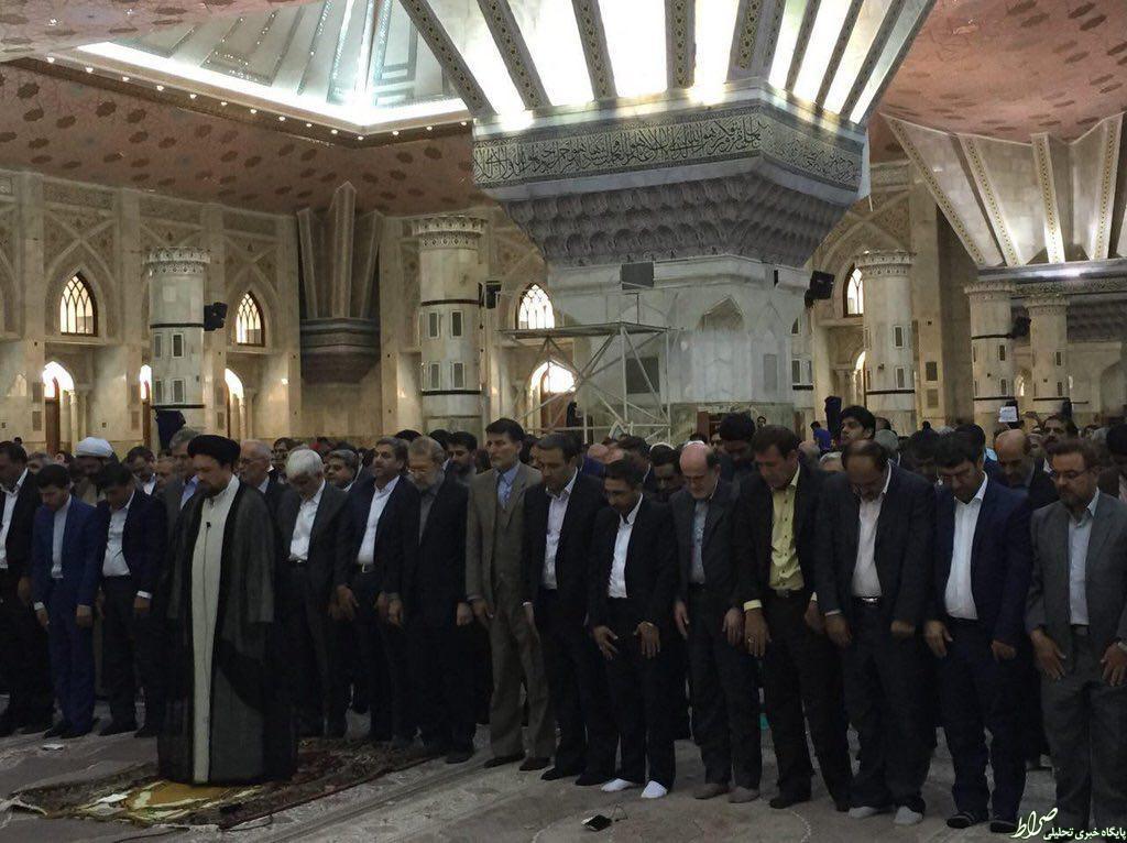 عکس/ اقتدای منتخبان ملت به یادگار امام