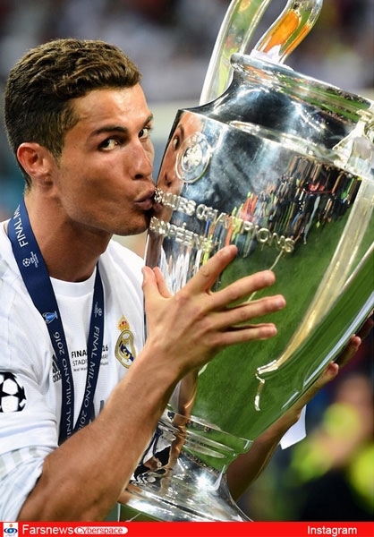 عکس/ بوسه رونالدو بر مهمترین جام باشگاهی