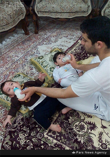 عکس/ شیردادن شهید حرم به دوقلوهایش