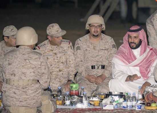 افطار بن سلمان با نظامیان در مرز +تصاویر