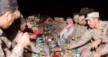 افطار بن سلمان با نظامیان در مرز +تصاویر