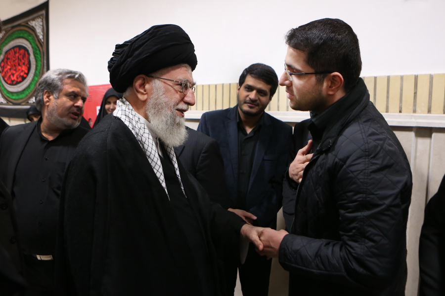 عکس/ گفتگوی مرحوم دادمان با رهبر انقلاب عکس/ گفتگوی مرحوم دادمان با رهبر انقلاب