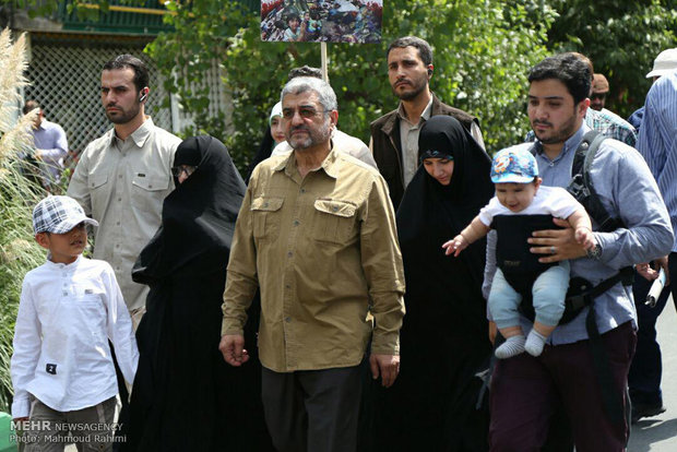 عکس/ فرمانده کل سپاه در جمع راهپیمایان