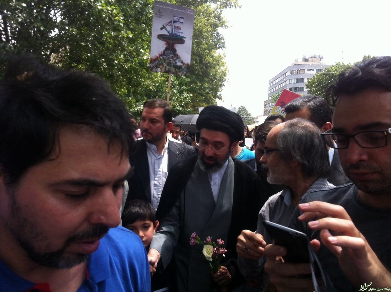 فرزند رهبرانقلاب به جمع راهپیمایان پیوست