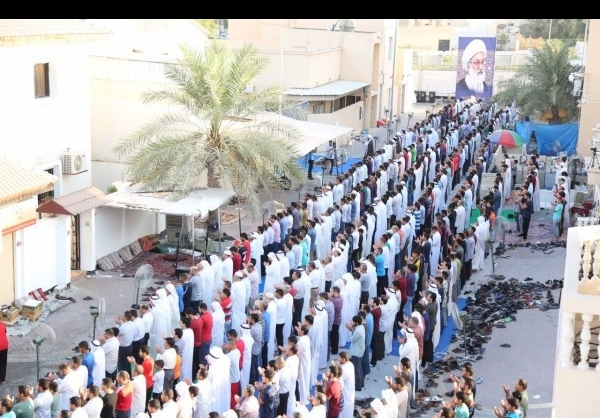 نماز عید مقابل منزل عیسی قاسم +عکس نماز عید مقابل منزل عیسی قاسم +عکس
