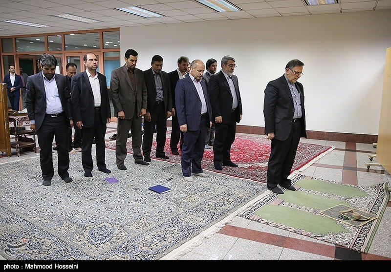 عکس/ اقتدای وزیر کشور به سیف