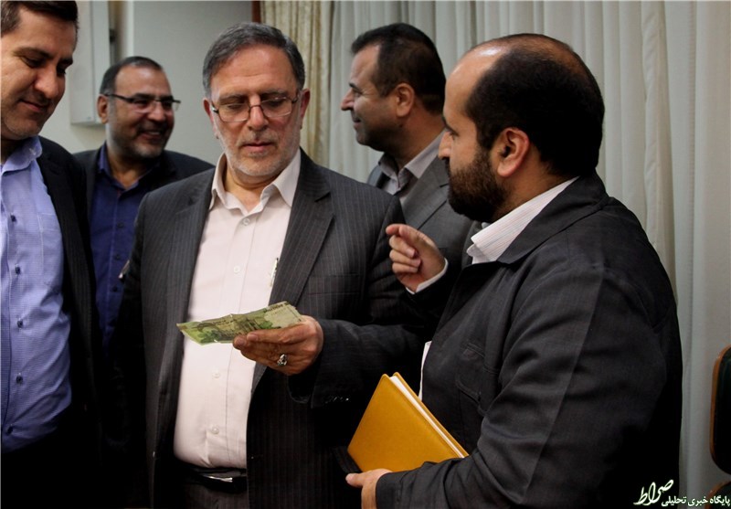 اسکناس تقلبی در دست آقای رئیس کل+عکس
