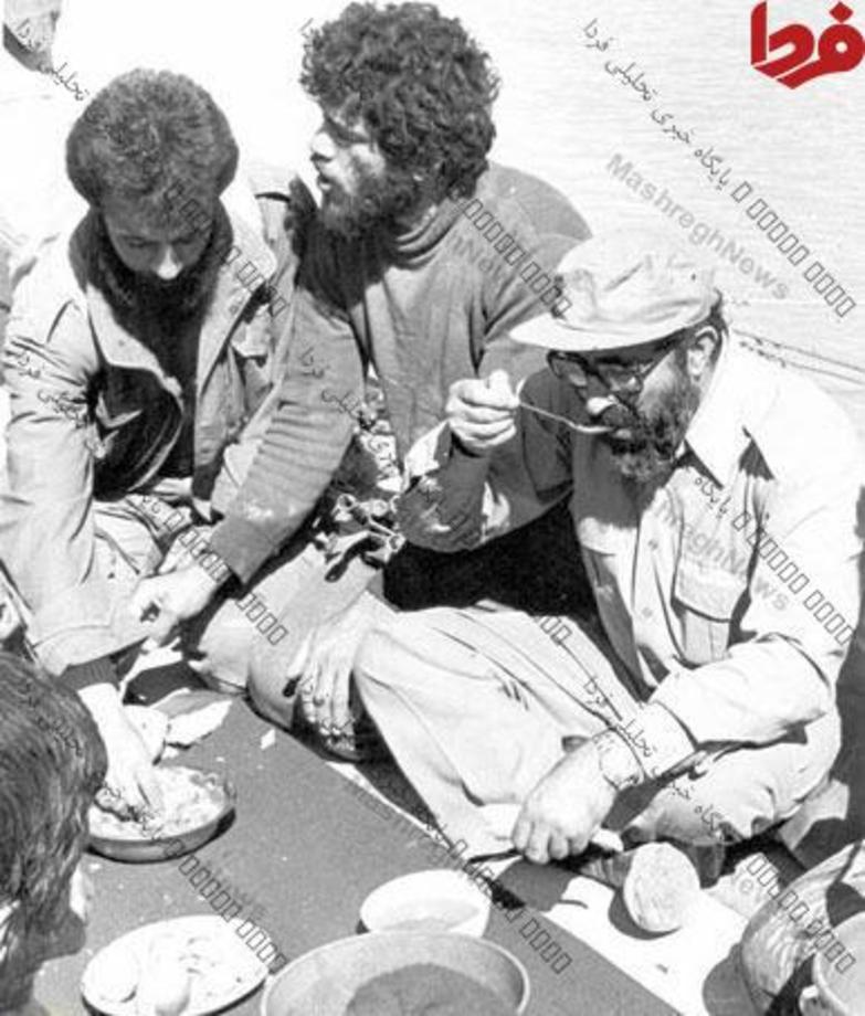 عکس/ ضیافت شهیدچمران پس‌از ساخت یک پل