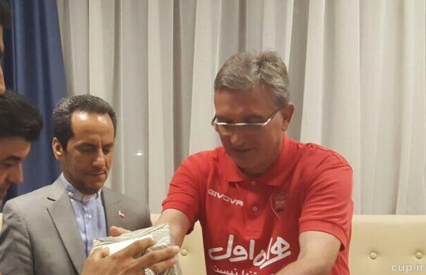 عکس/حضور سفیر ایران در اردوی پرسپولیس عکس/حضور سفیر ایران در اردوی پرسپولیس