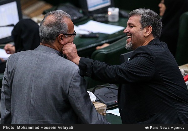 عکس/ شوخی فیزیکی کواکبیان در صحن مجلس عکس/ شوخی فیزیکی کواکبیان در صحن مجلس