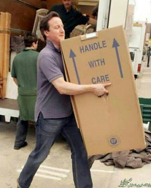 عکس/ نخست‌وزیر انگلیس درحال اثاث‌کشی