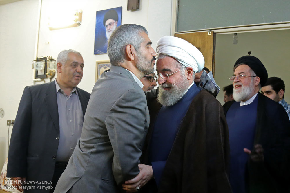 عکس/ بوسه پدر شهید بر پیشانی روحانی