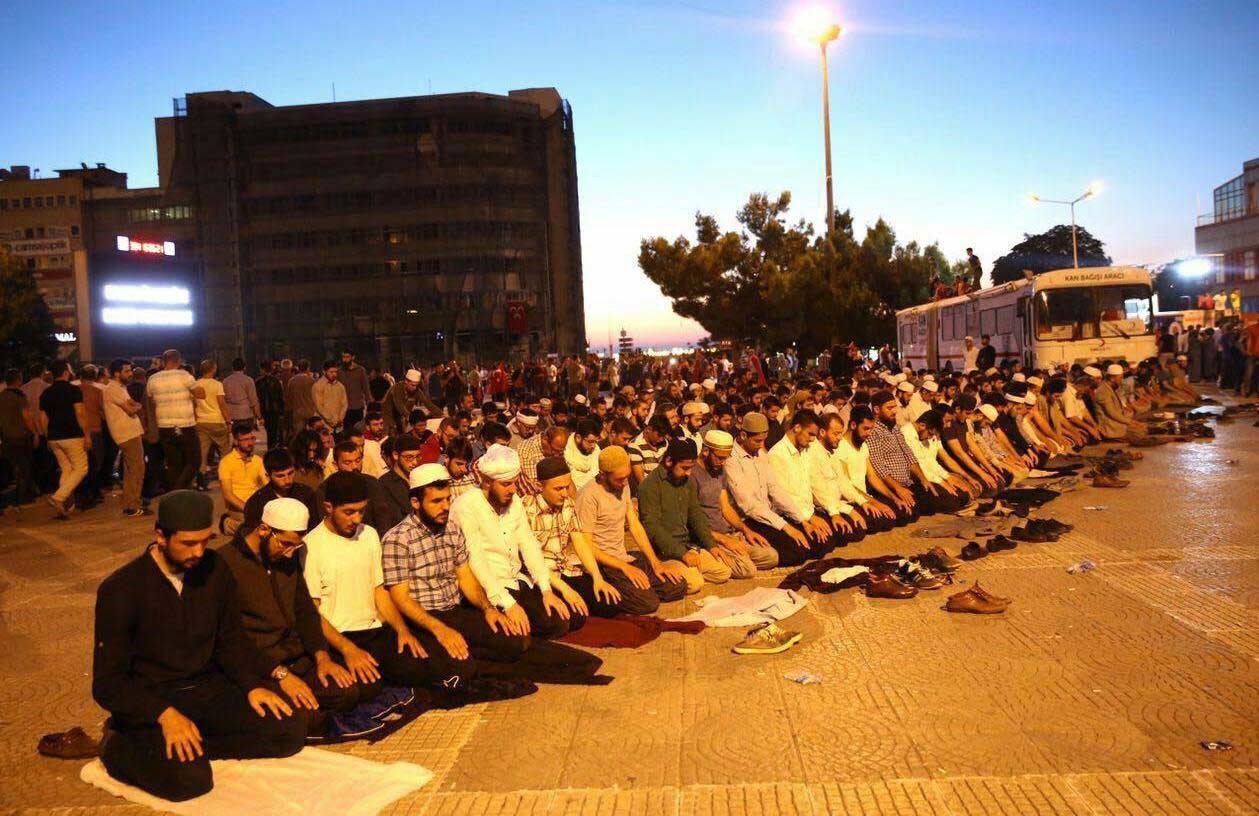 عکس/ نماز مردم استانبول بعد از کودتا