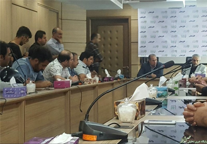 عکس/ صحبت‌های تاج با هواداران پرسپولیس