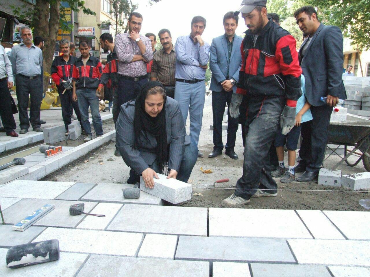 عکس/ بازیگر زن سینما در حال بنایی عکس/ بازیگر زن سینما در حال بنایی