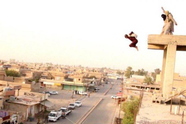 پرتاب جوان عراقی از بالای ساختمان +عکس