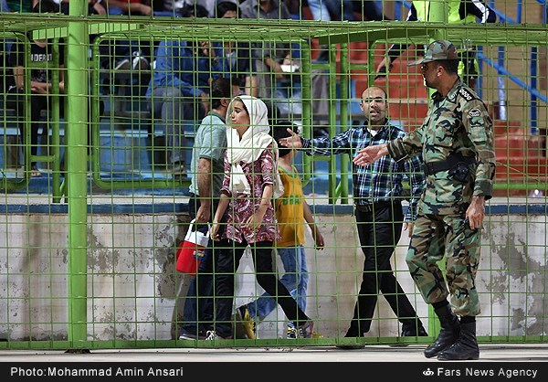 عکس/ دختر تماشاگر دیدار نفت و تراکتور