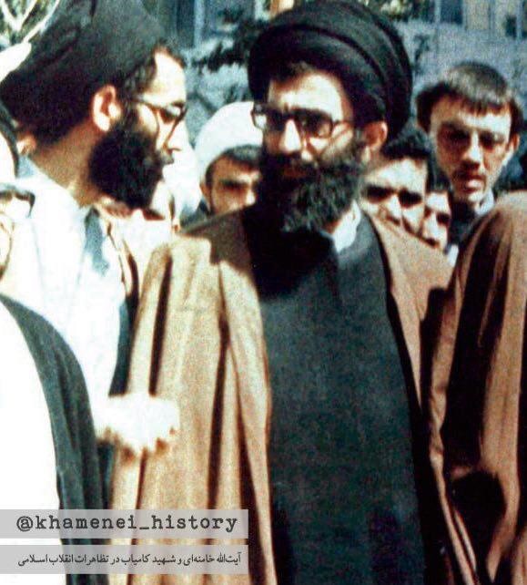 عکسی متفاوت از رهبری درکنار شاگردانشان عکسی متفاوت از رهبری درکنار شاگردانشان