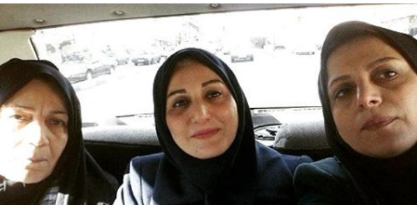 عکس/ خواهران گوینده خبر در کنار مادر