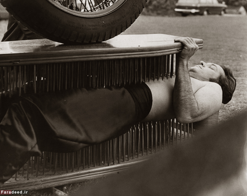 عکس/ بدلکاری که میان میخ‌ها پرس شد!