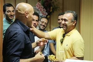 عکس/ سوغاتی نفتی‎ها برای منصوریان