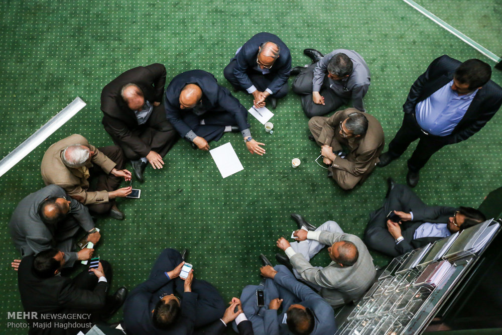 عکس/ دورهمی نمایندگان در صحن مجلس!