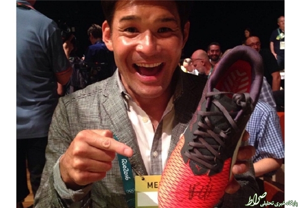 عکس/ ذوق‌زدگی به‌خاطر یک کفش‌امضا شده!