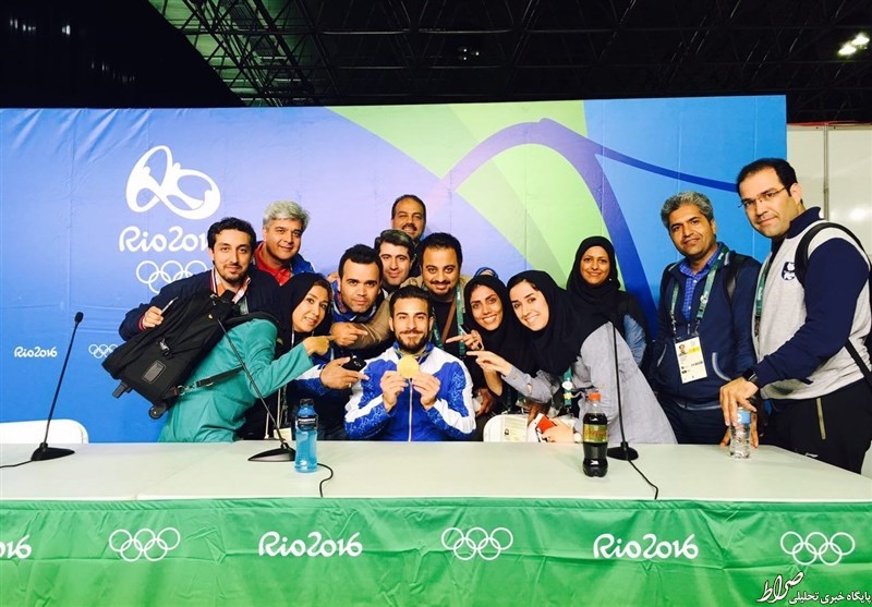 عکس یادگاری خبرنگاران با اولین طلای ایران